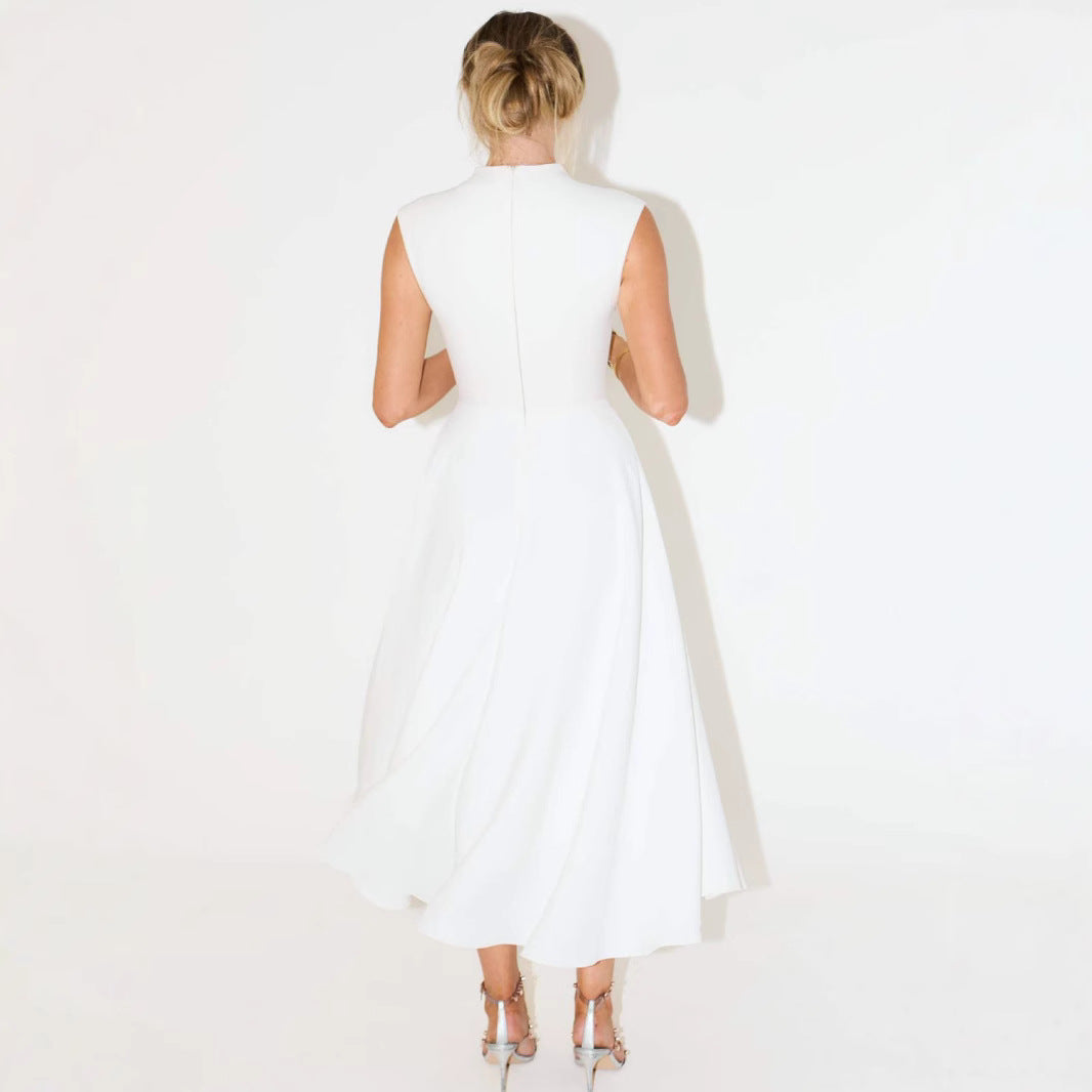 Dame elegant aftenkjole med høj krave og flydende skørt Stilla