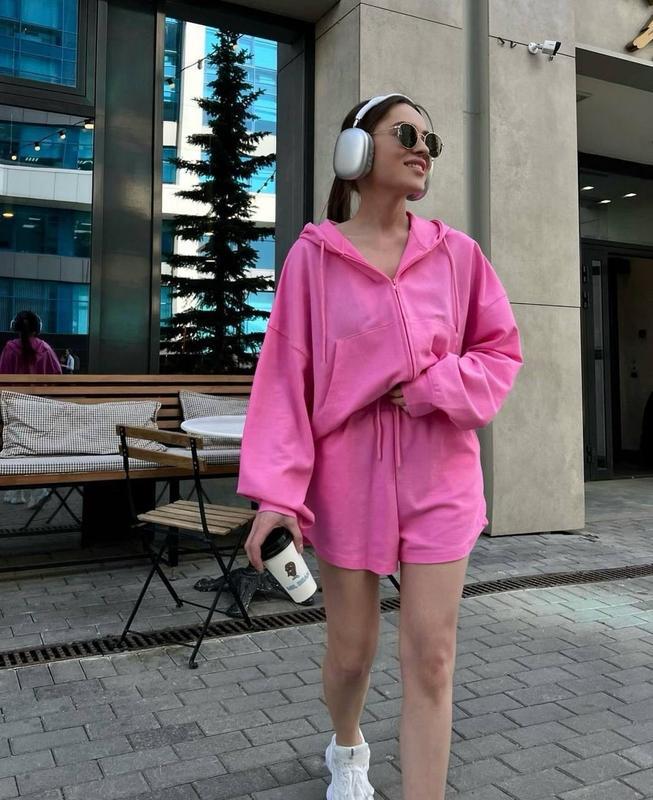 Dame afslappet hættebluse med korte shorts og bindebælte Stilla