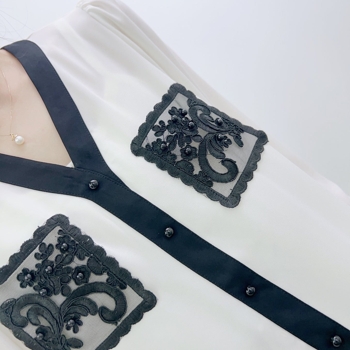 Dame elegant bluse med kunstneriske broderier og V-udskæring Stilla