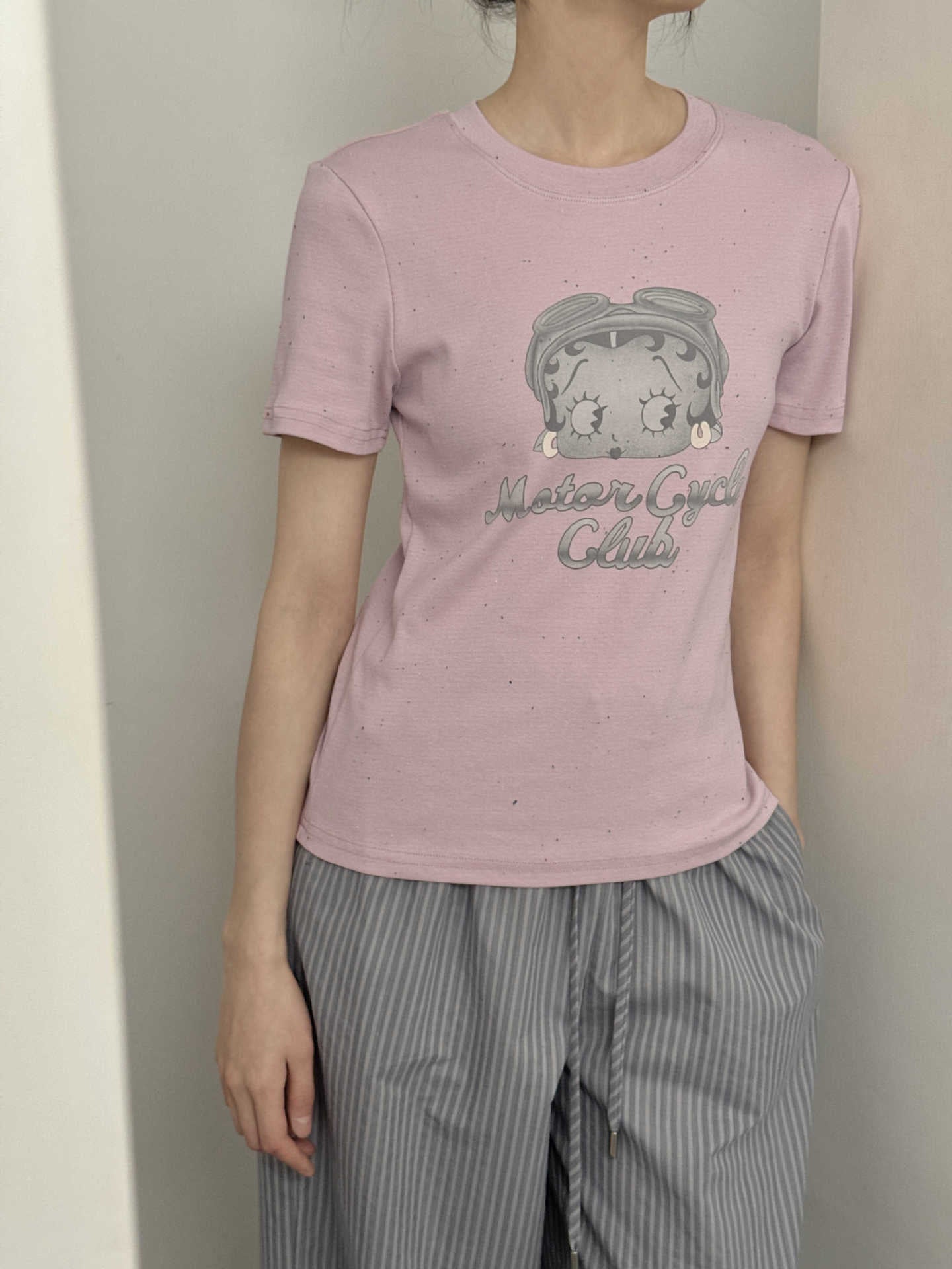 Dame afslappet kort pyjamas lavet af åndbart bomuldsblanding med spids Stilla