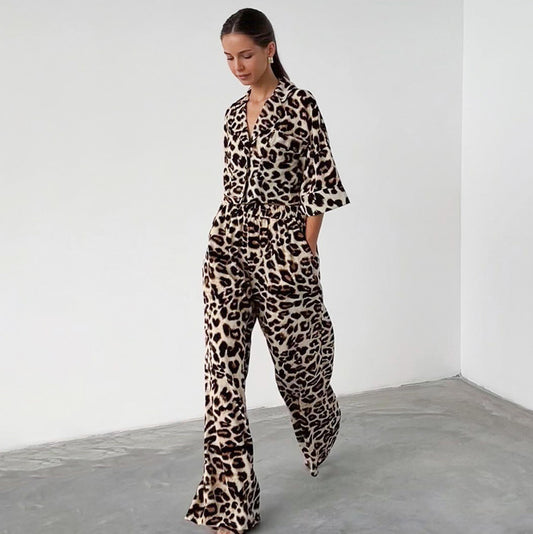 Dame jumpsuit i høj kvalitets fløjl med leopardmønster og flot bælte Stilla