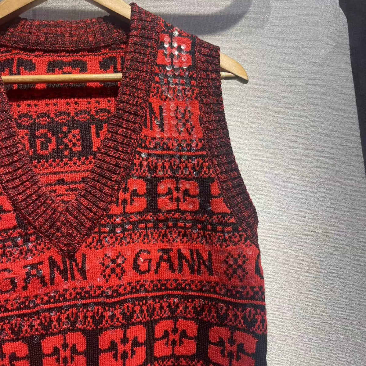 Dam strikvest med V-udskæring og festligt mønster Stilla