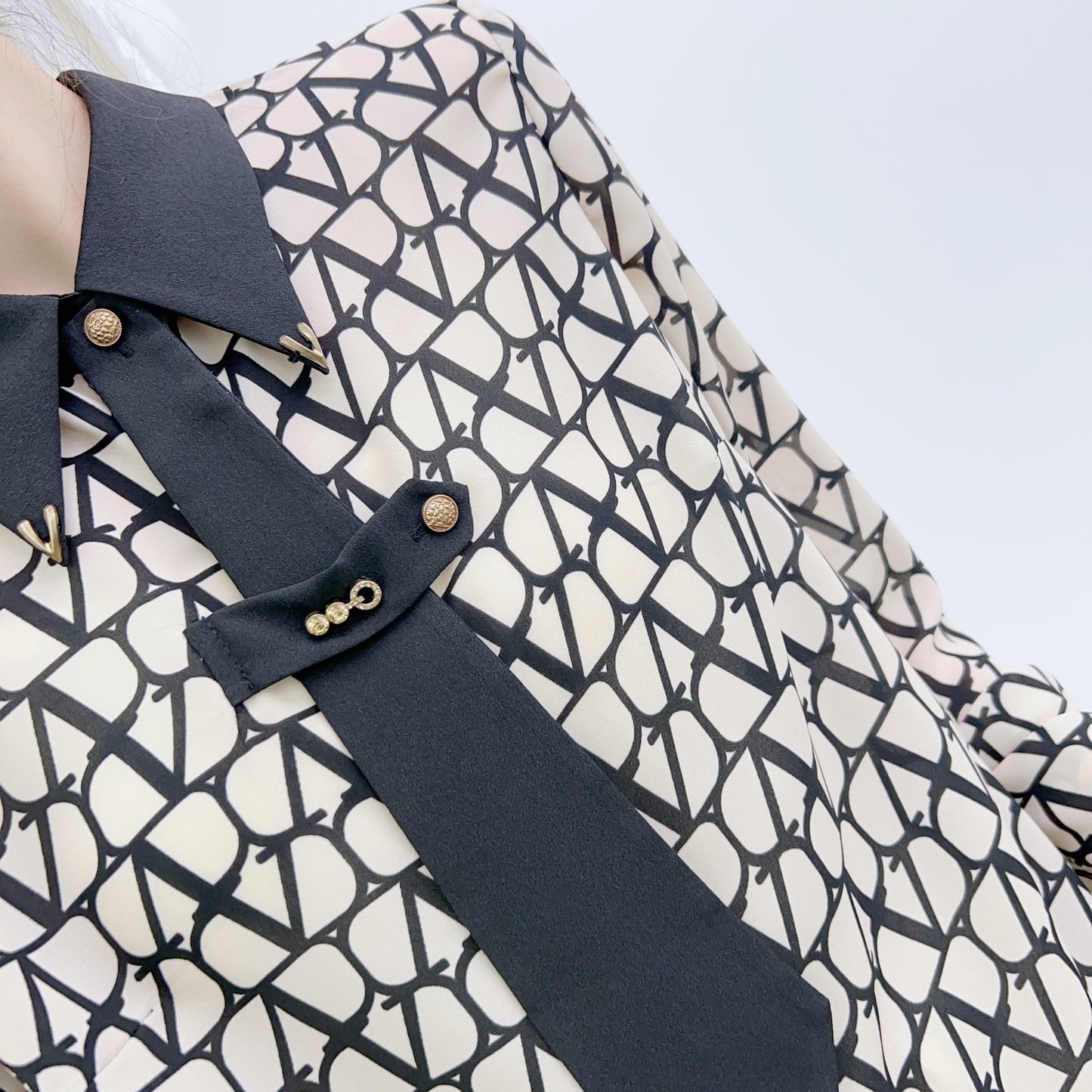 Dame elegant bluse med dekorative knapper og fashionable krave Stilla