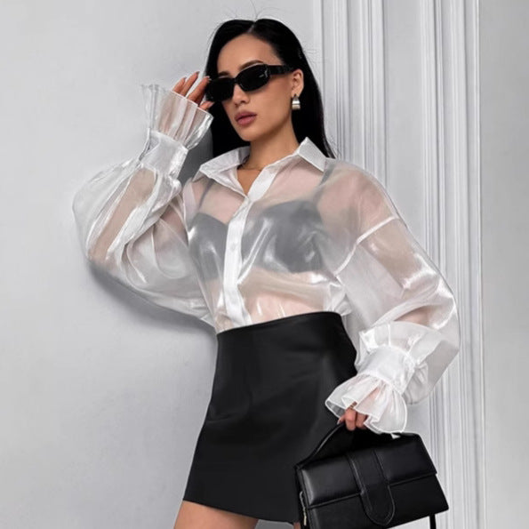 Dame Transparent Bluse med voluminøse ærmer og elegante volangdetaljer Stilla