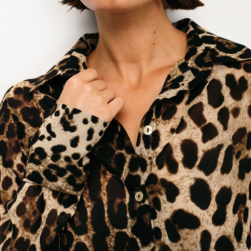 Dame dyreprint bluse med elegante knapper og moderne snit Stilla