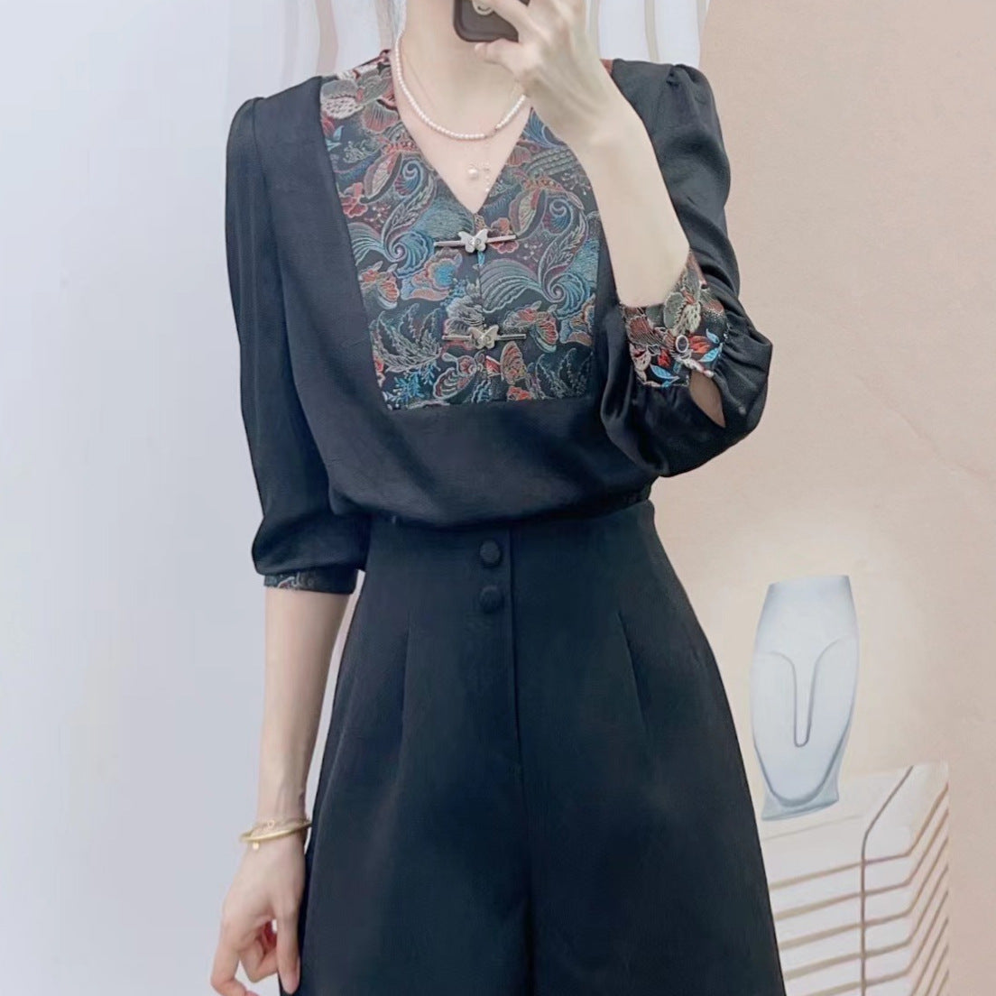 Dame Elegant Bluse med blomstret design og feminine pufærmer Stilla