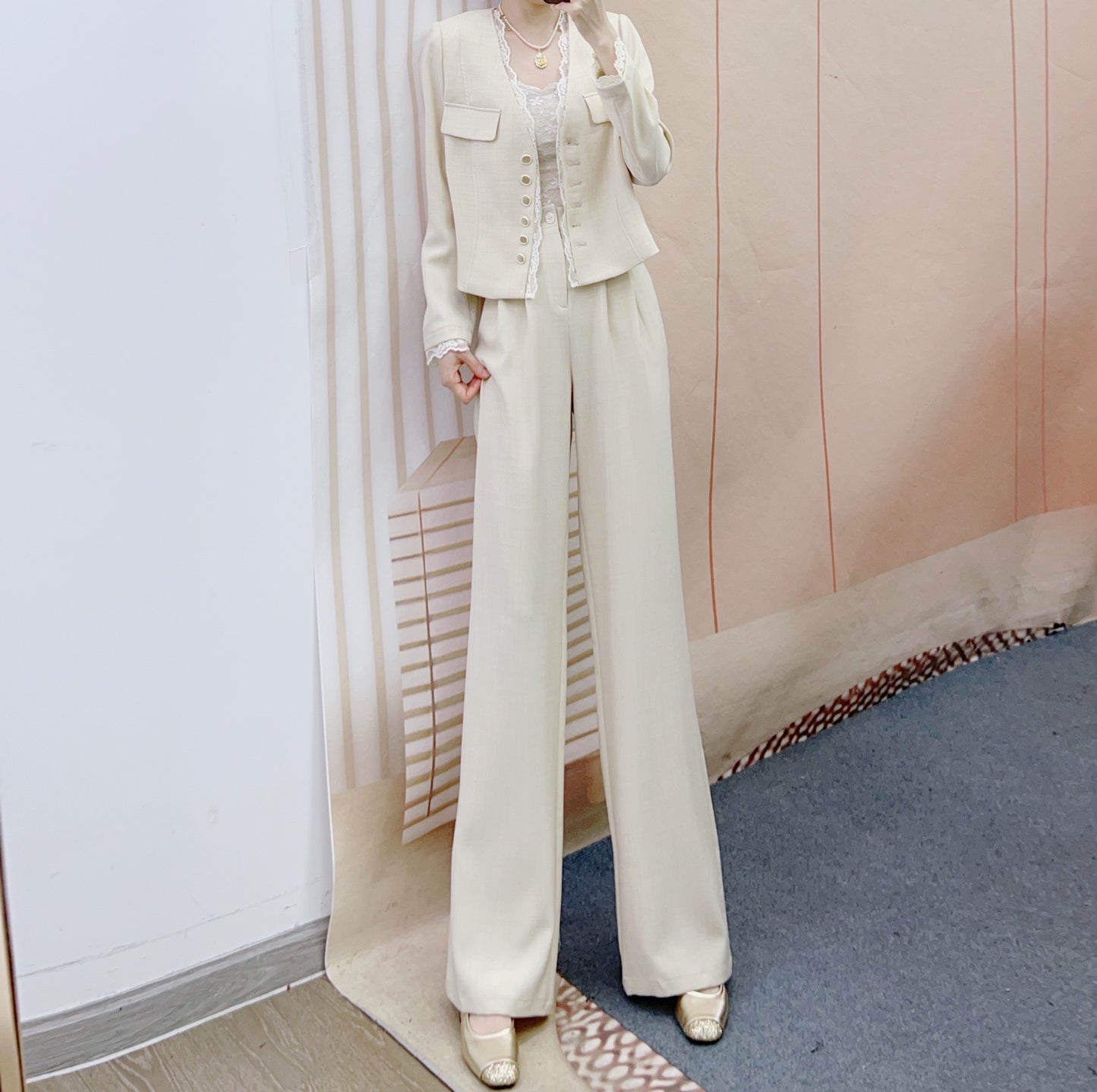 Dame elegant blazer-bukser-sæt med høj kvalitet tekstur og dekorative knapdetaljer Stilla