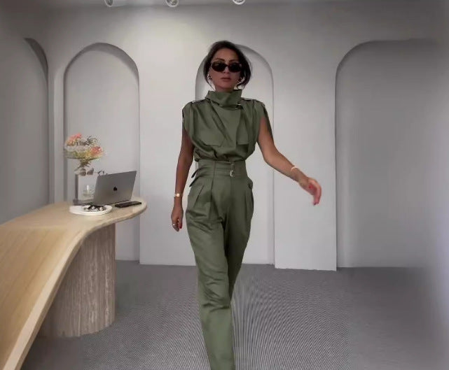 Dame mode jumpsuit med tætsiddende silhuet og praktiske lommer Stilla