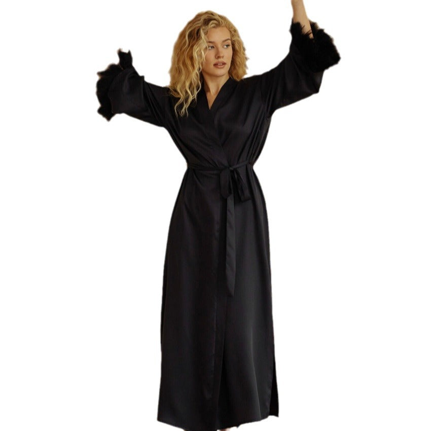 Dame elegant badekåbe med fine fjer og smart V-udskæring Stilla