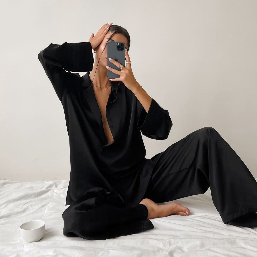 Dame Satin Pyjama-sæt med elegant V-udskæring og brede ben Stilla