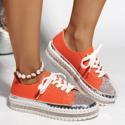 Dame sporty sneakers med skinnende overflade og trendy platform Stilla