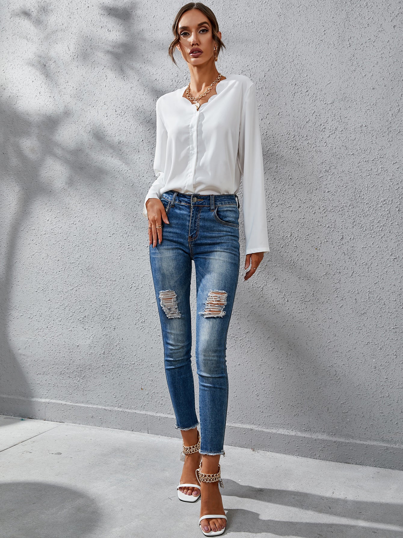 Dame elegant bluse med moderigtigt V-udskæring og skinnende stof Stilla