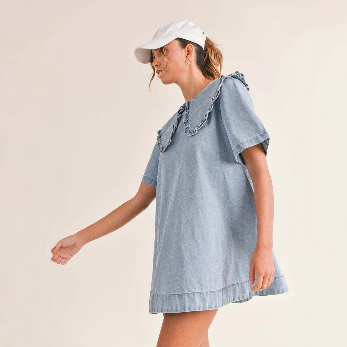 Dame denimkjole med voluminøse flæse detaljer Stilla