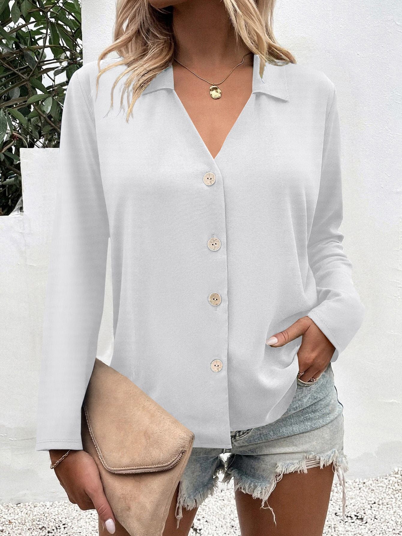 Dame elegant bluse med V-hals og knapdetaljer Stilla