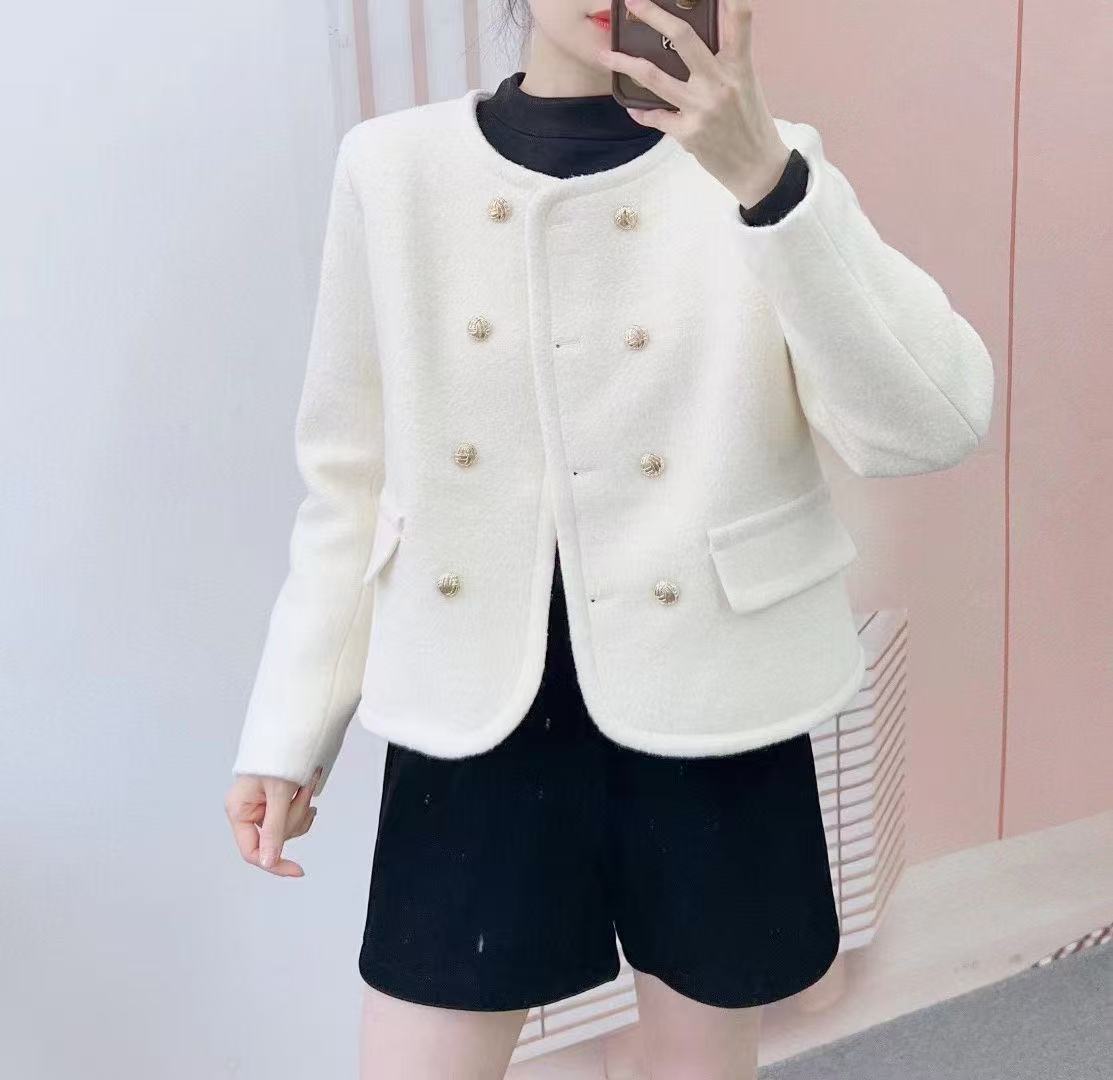 Dame elegant Boucle-jakke med gyldne knapdetaljer og praktiske lommer Stilla