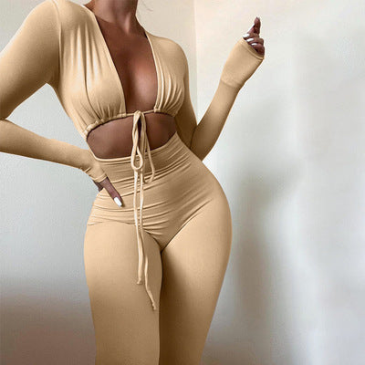 Dame figursyet jumpsuit med dyb V-udskæring og elegante lange ærmer Stilla