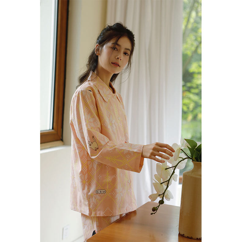 Dame afslappende pyjamassæt med kreativt dyremotiv og komfortable detaljer Stilla