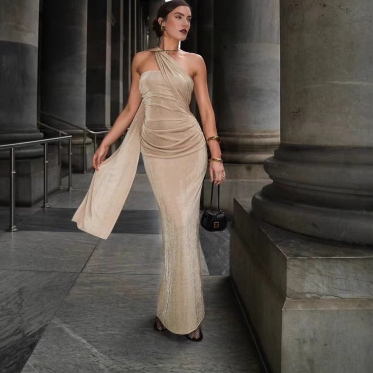 Dame Elegant aftenkjole med asymmetrisk design og raffinerede draperinger Stilla