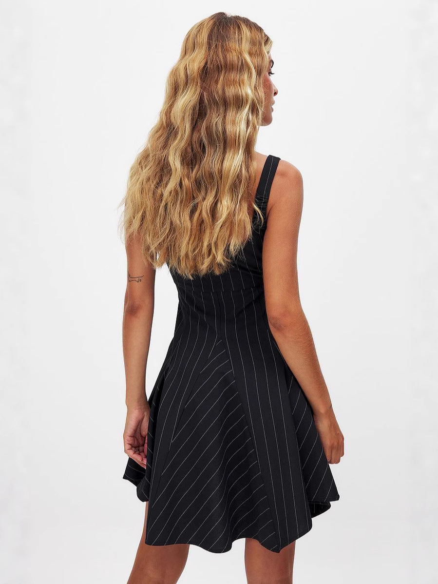 Dame A-linjekjole med moderne stribemønster og asymmetrisk kant Stilla