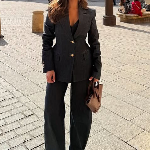 Dame Denim Blazer i elegant snit med dekorative knapdetaljer og praktiske lommer Stilla