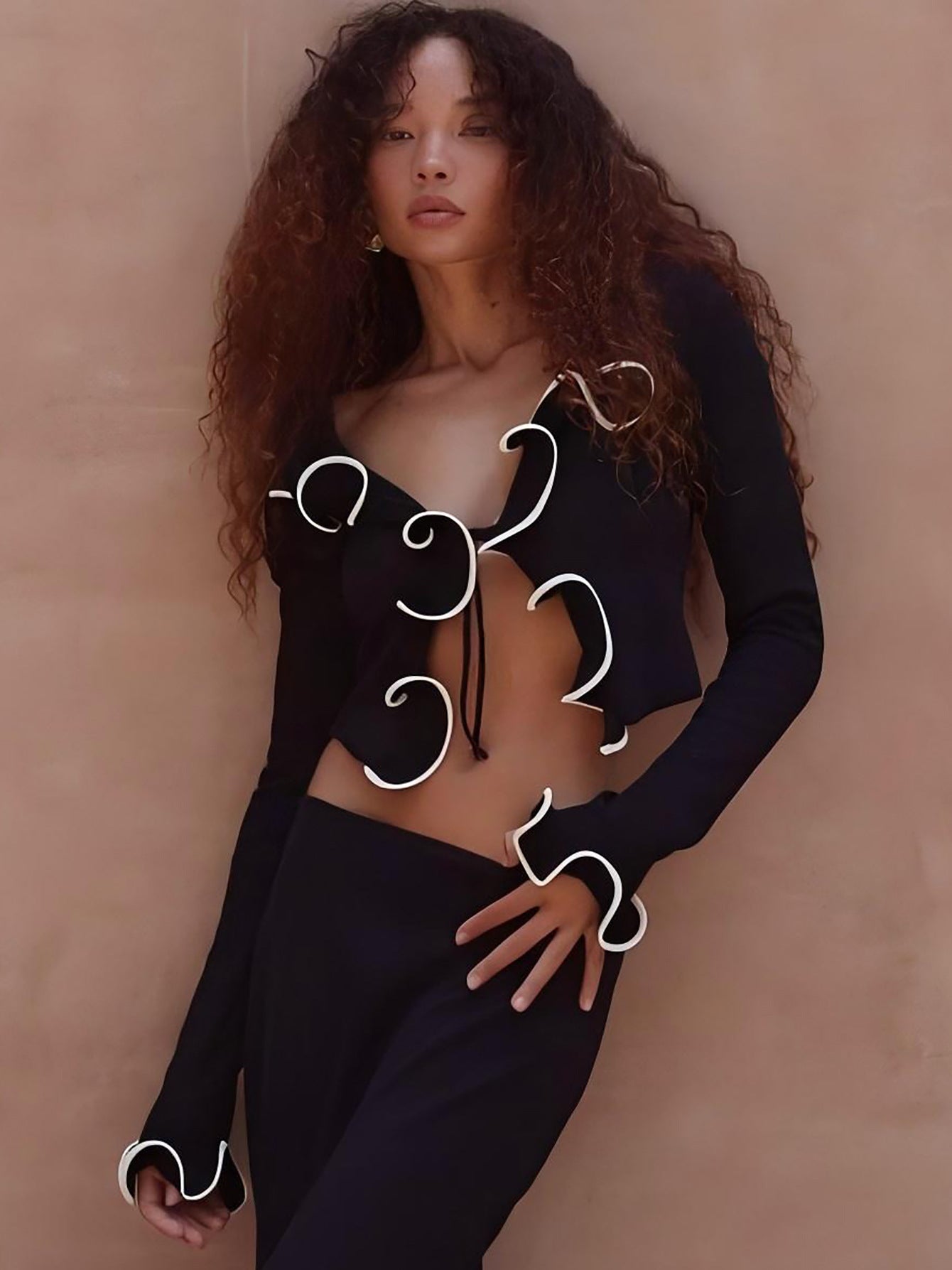 Dame cropped top med smart rynkning og lange ærmer Stilla