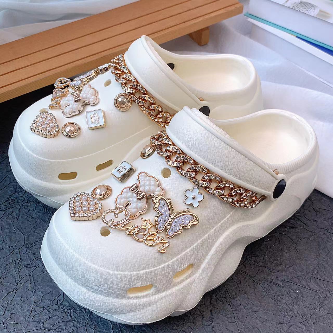 Dame dekorative og luksuriøse clogs med glitrende applikationer Stilla