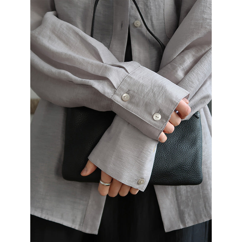 Dame afslappet bluse med fine knapdetaljer og praktiske brystlommer Stilla