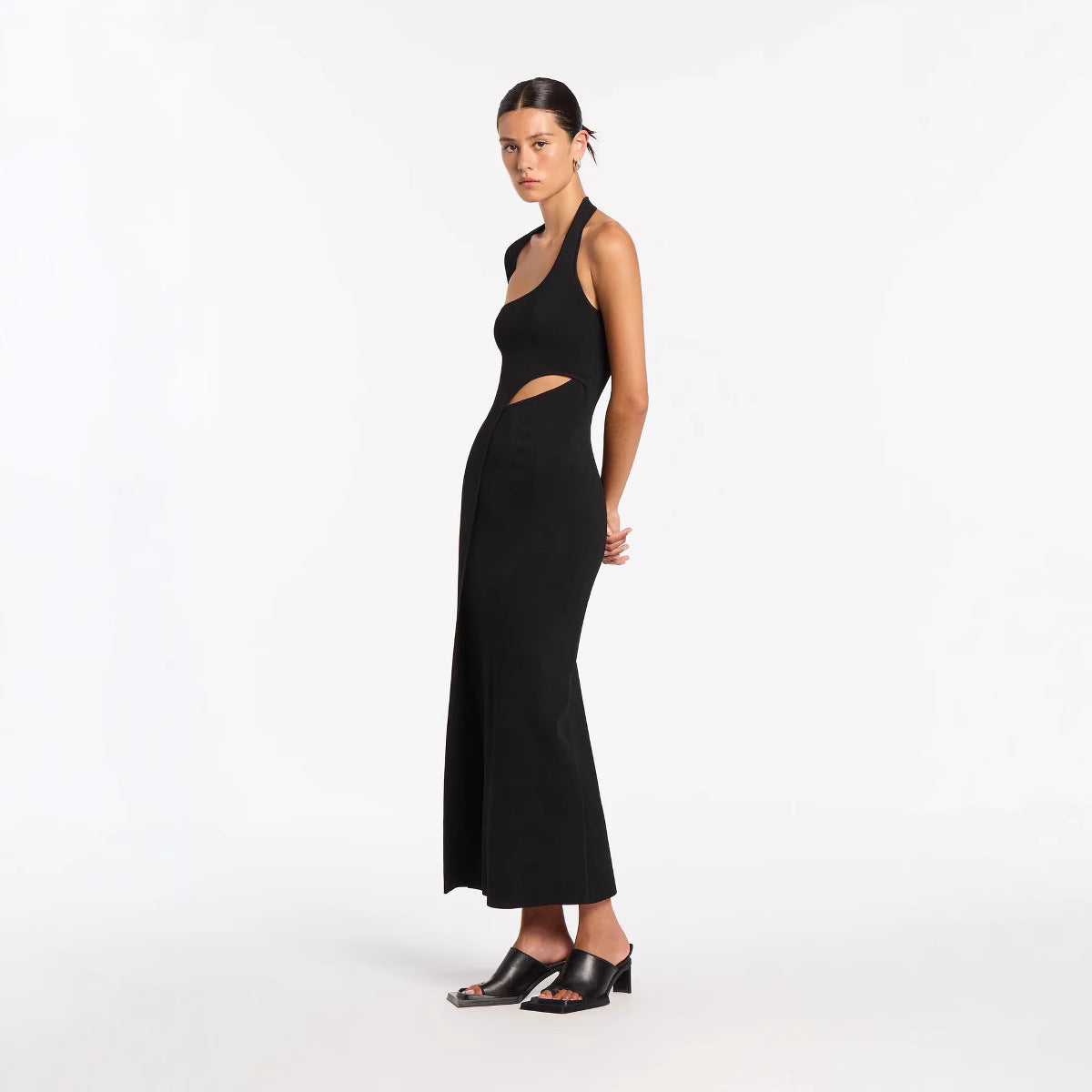 Dame Cut-Out Maxikjole med asymmetrisk design og en ærme Stilla