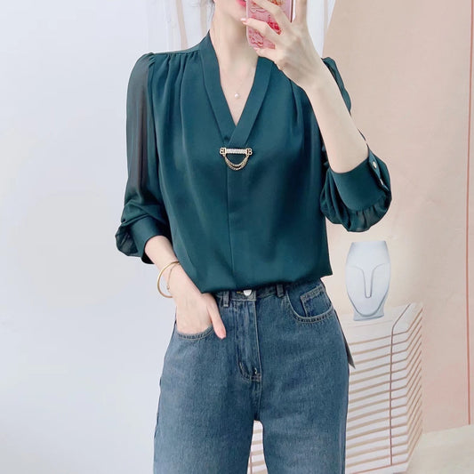 Dame Elegant Bluse med moderigtigt V-udskæring og dekorativ knapdetalje Stilla