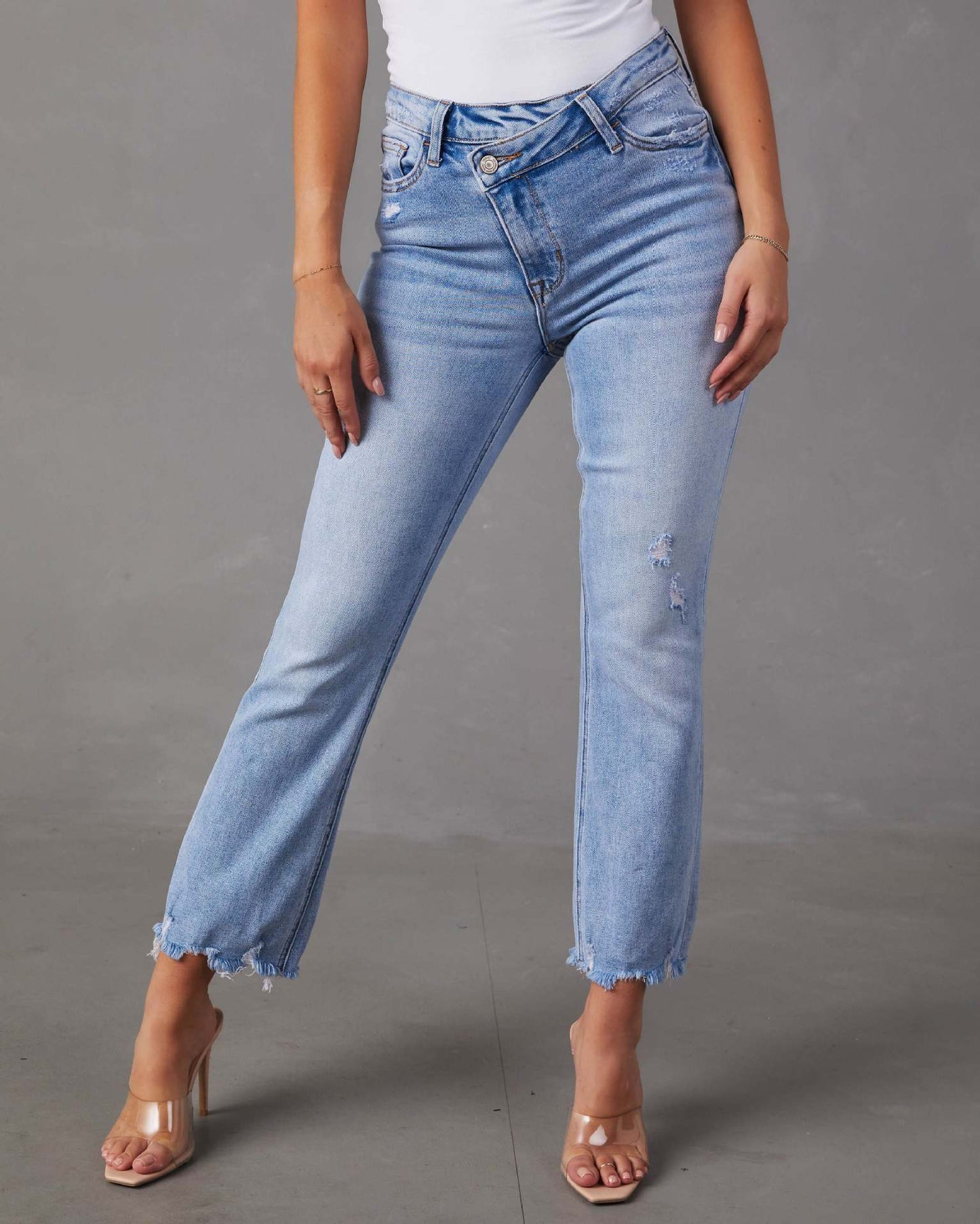 Dame Distressed Jeans i moderne pasform med frynsede kanter Stilla