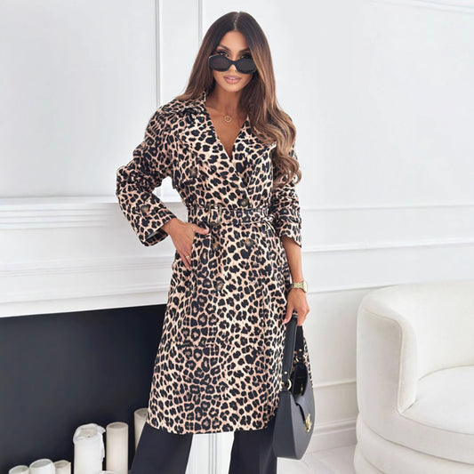 Dame moderigtig leopardprint trenchcoat med bælte og iøjnefaldende knapdetaljer Stilla
