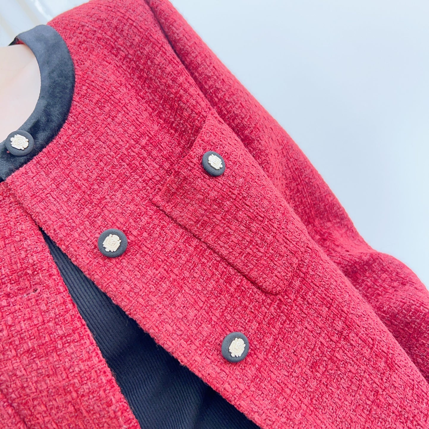 Dame elegant blazer-nederdel-sæt med fashionable knapdetaljer og struktureret tekstur Stilla