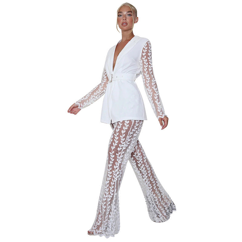 Dame jumpsuit med elegant blondeovertræk og figursyet design Stilla