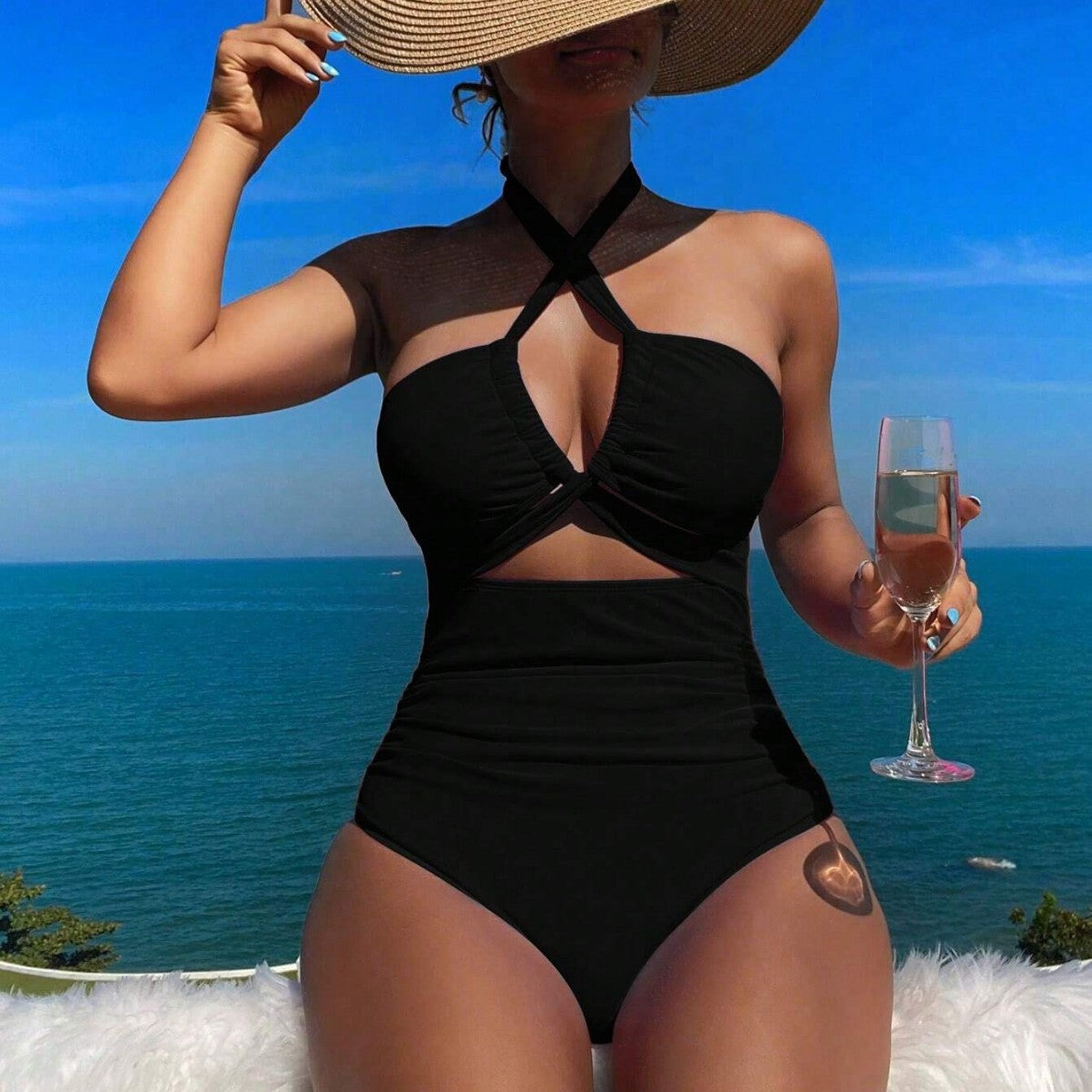 Dame E-piece Badedragt med elegant indviklet design og moderigtigt cut-out Stilla