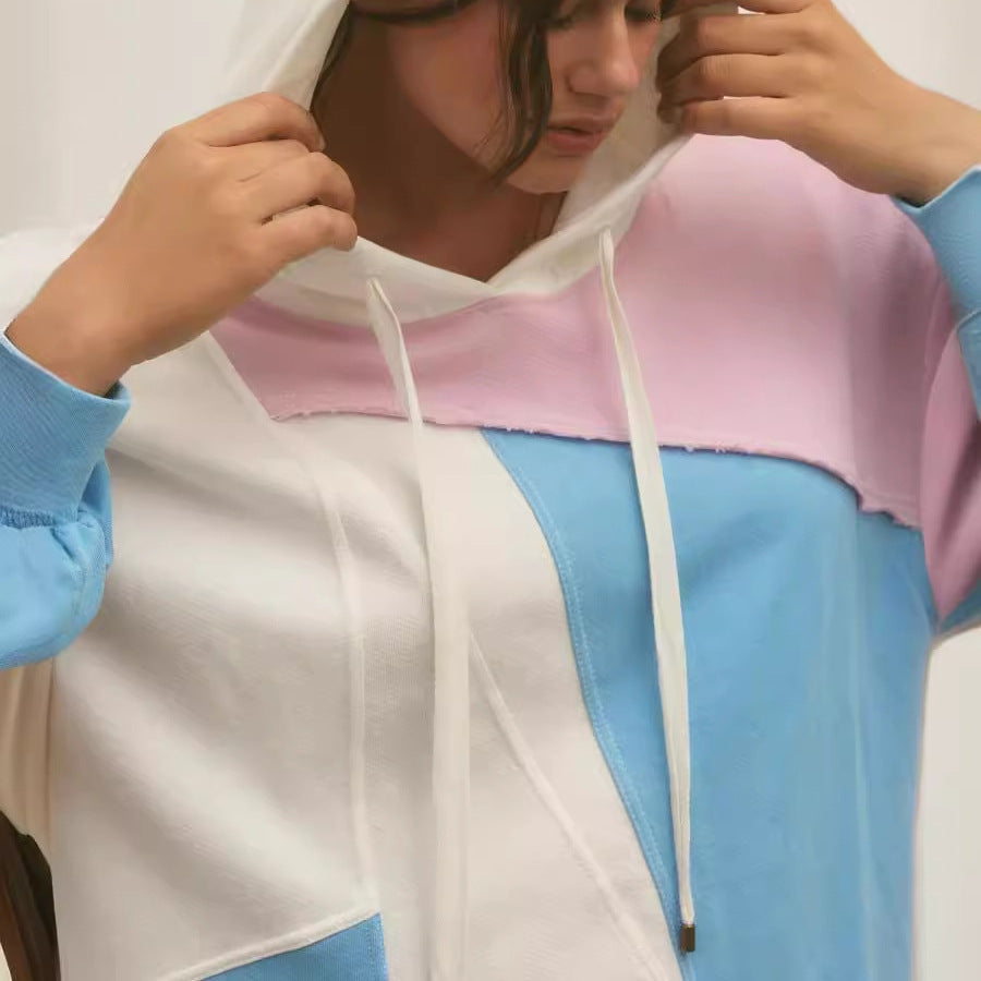 Dame afslappet hættetrøje med innovativt farveblokdesign Stilla