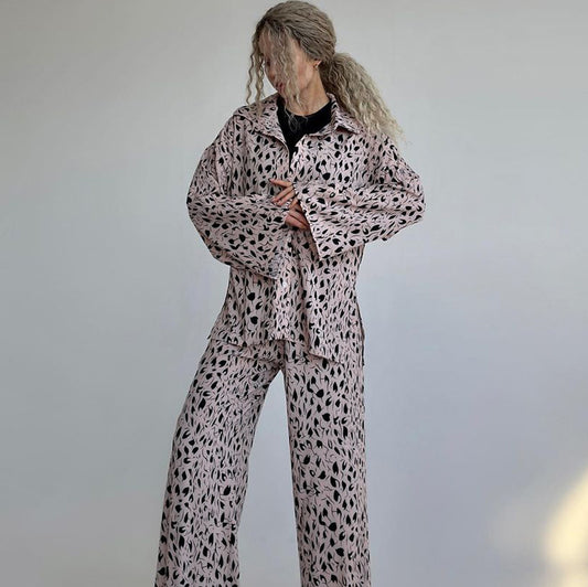 Dame afslappet pyjamasæt med moderne bladmønstre og bred pasform Stilla