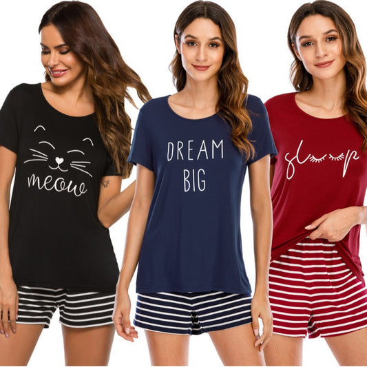 Dame Pyjama-sæt med moderigtigt kortærmet t-shirt og stribede shorts Stilla