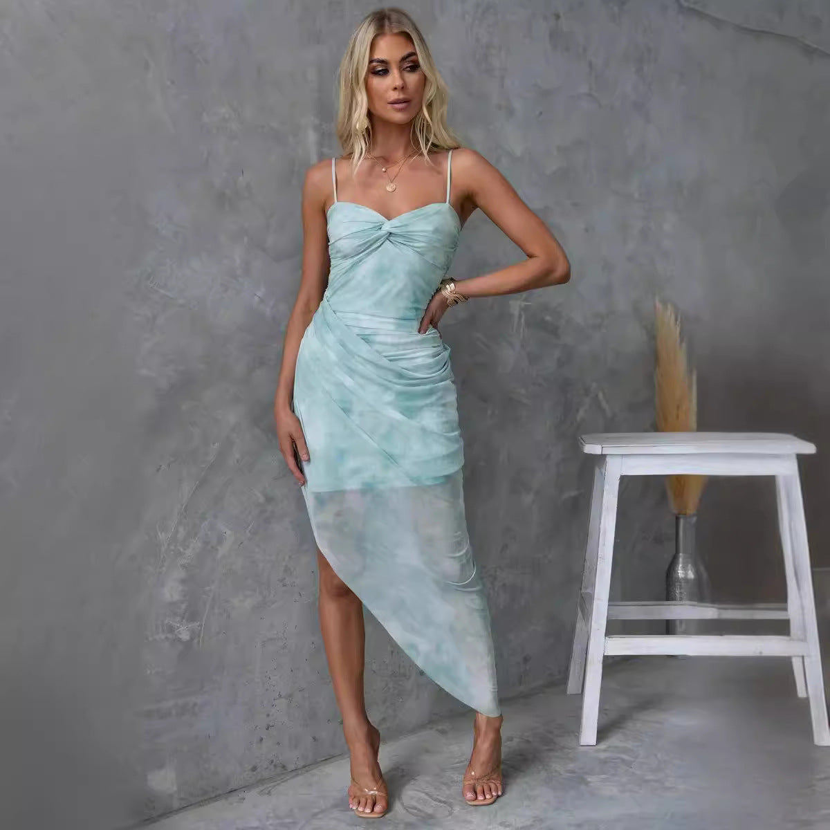 Dame Draperet Værdikjole med asymmetrisk kant og sarte gennemsigtighedsdetaljer Stiila