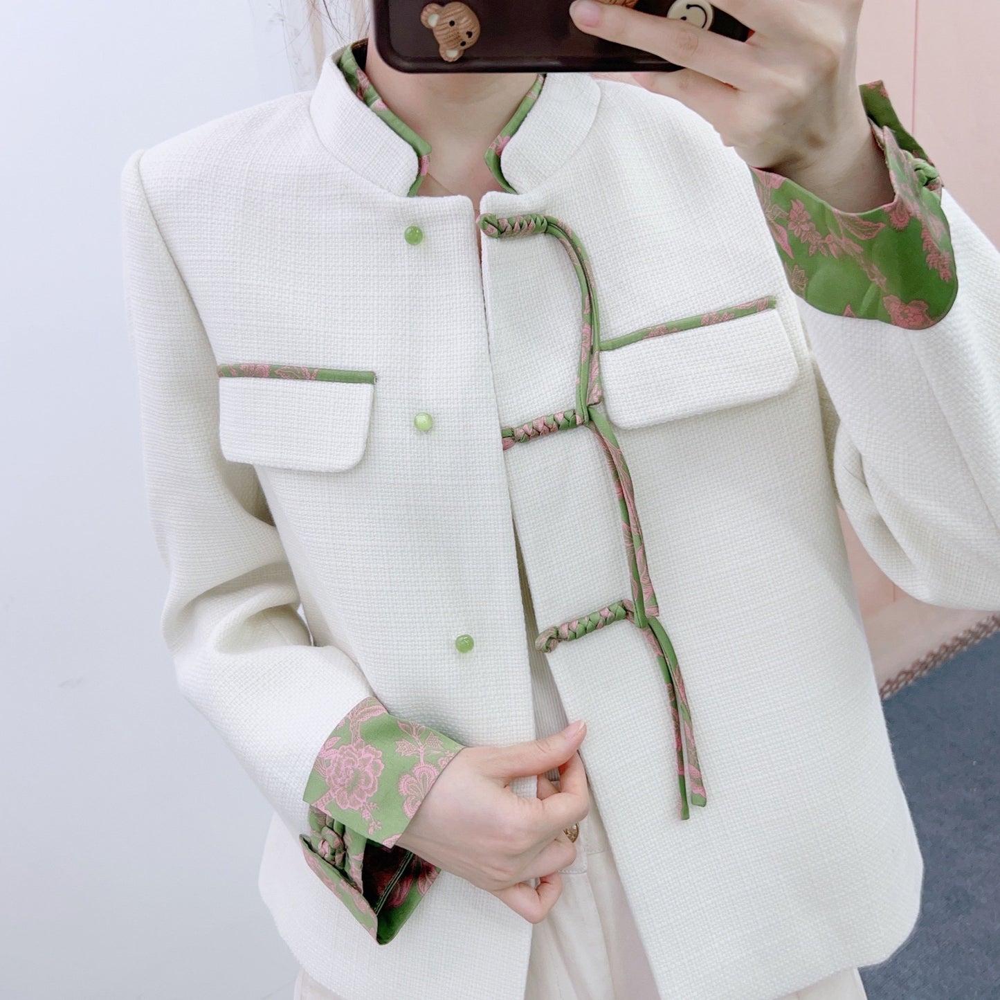 Dame designerjakke med elegant ståkrave og florale accenter Stilla