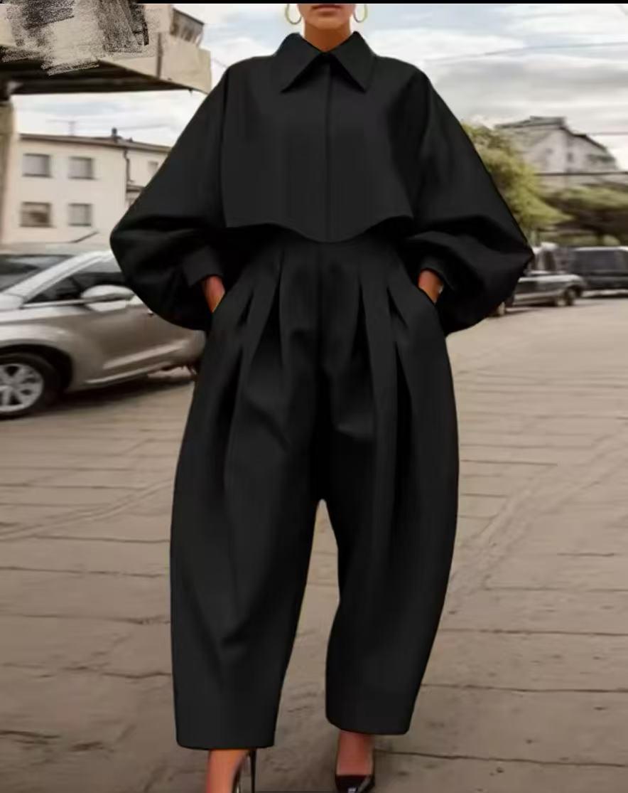 Dame Mode Jumpsuit med skulderpuder og plissé-design Stilla