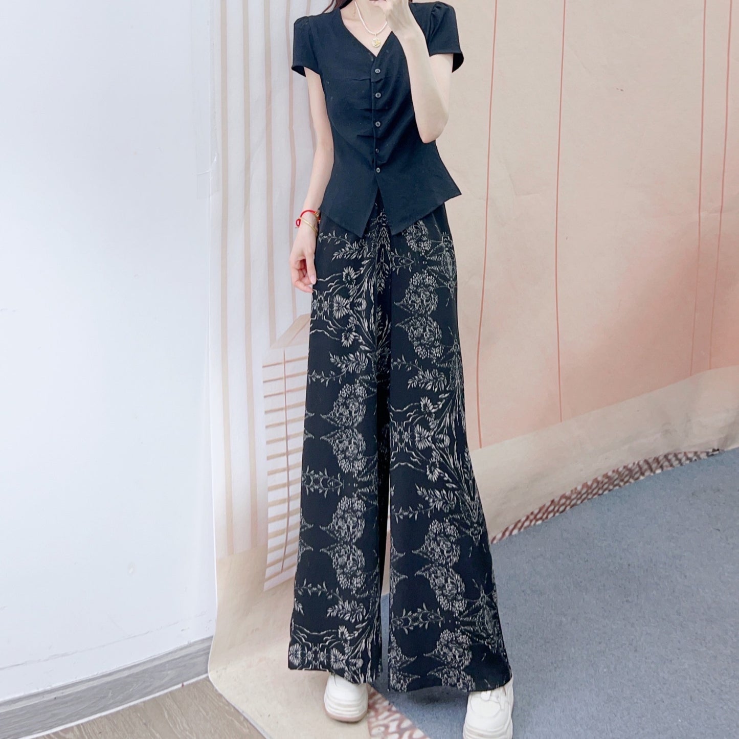 Dame Elegant og figurtilpasset bluse med blomsterprint og bred buksedragt Stilla