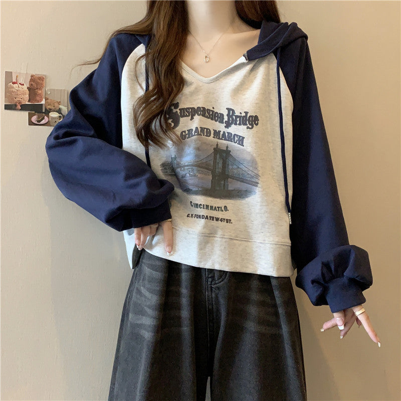 Dame Cropped Graphic Hoodie med Vintage Kunstværk Stilla