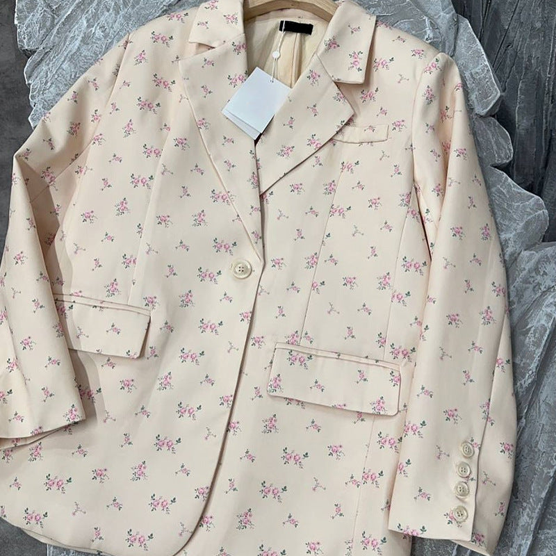 Dame elegant blazerjakke med blomstermønster og feminin silhuet Stilla
