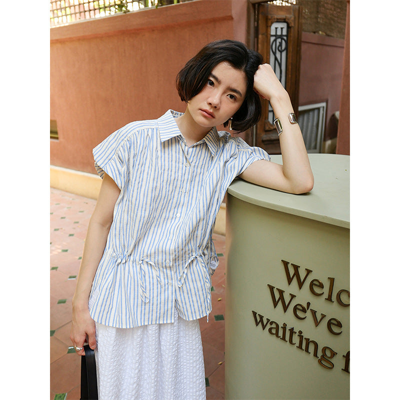 Dame afslappet bluse med elegant taljering og fine knapdetaljer Stilla