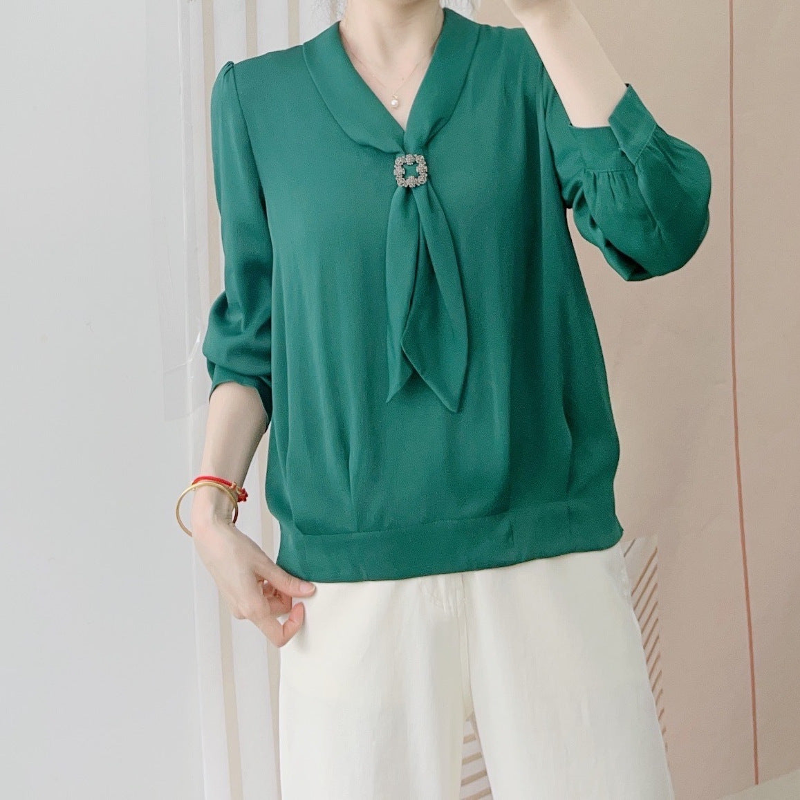 Dame elegant bluse med dekorativ sløjfe-detalje og højkvalitets applikation Stilla