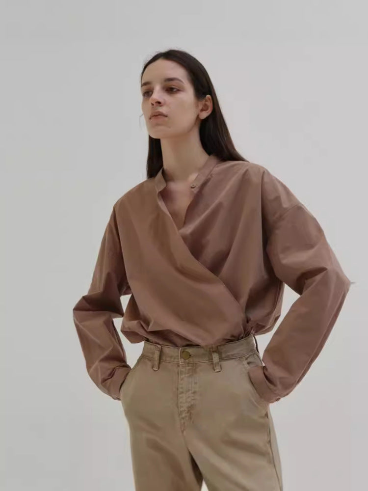 Dame afslappet bluse med asymmetrisk krave og innovativ knaplukning Stilla