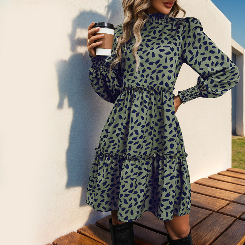 Dame afslappet kjole med rynket design og elegante pufærmer Stilla