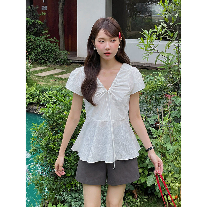 Dame elastisk blusestop med flæsedetalje og dekorativt bånd Stilla