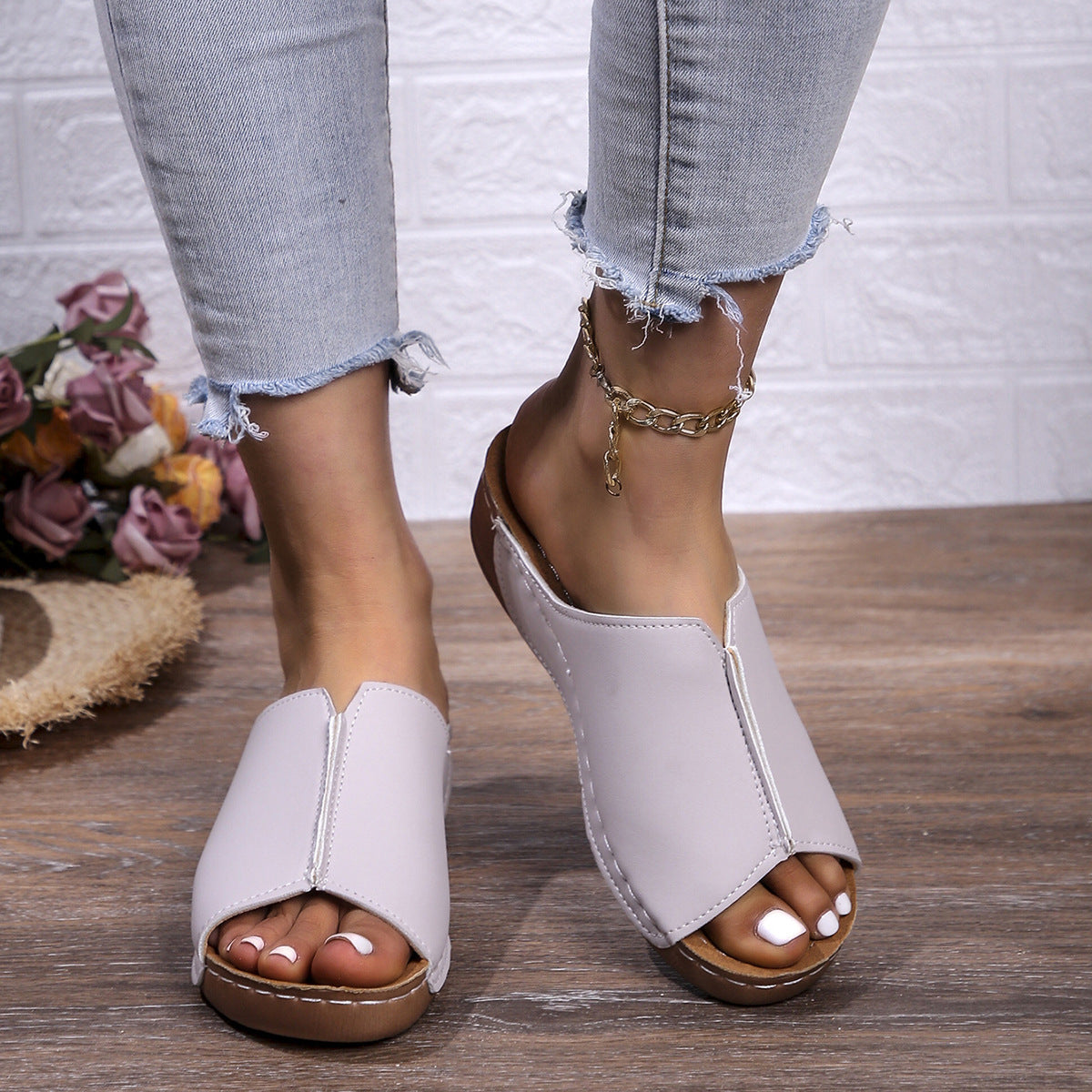 Dame åbne pantoletten med elegant snit og drømmende fodseng Stilla