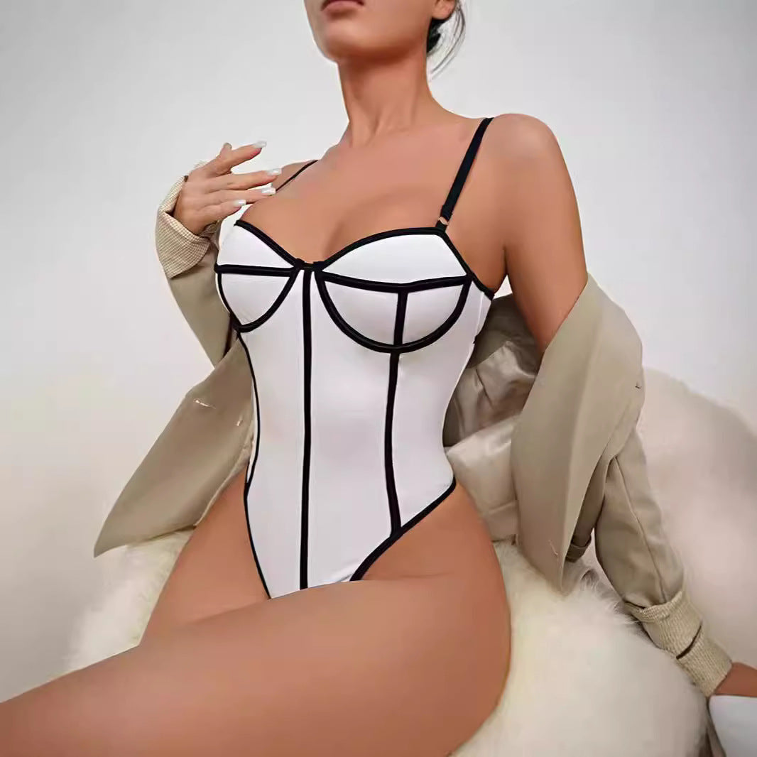 Dame designer bodysuit med kunstnerisk snit og fine detaljer Stilla